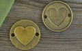 11280 Element ozdobny moneta z sercem w kolorze brązu 2szt