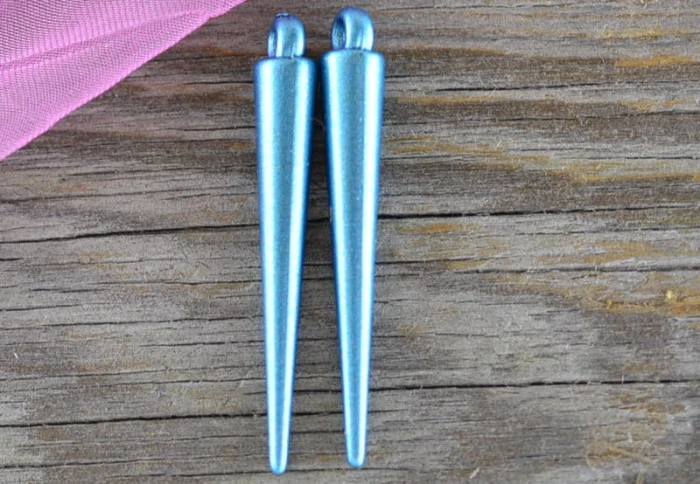 -0703 Zawieszka mała kolec w kolorze niebieskim 10szt 