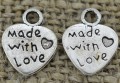 307283 Zawieszka mała serce made with love w kolorze srebrnym