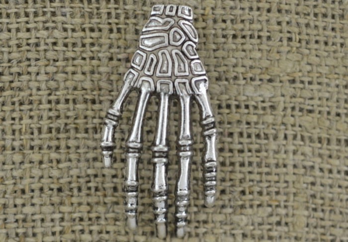 [307146] Zawieszka mała ręka w kolorze srebrnym