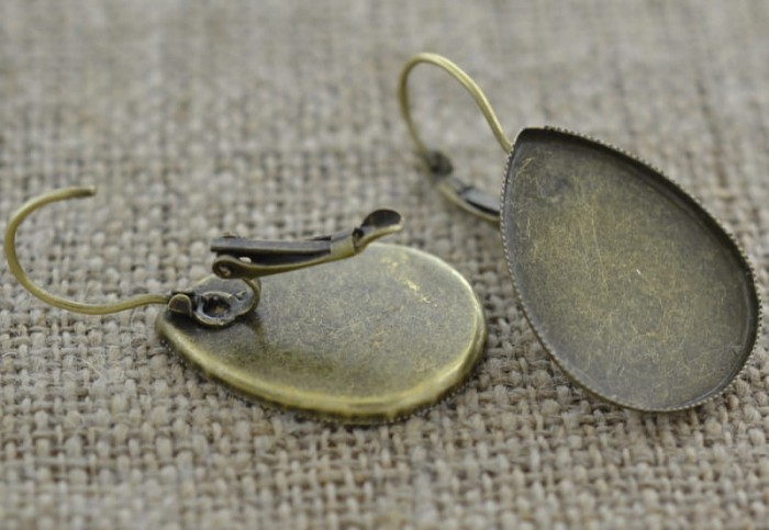  10426 Klasyczna baza kolczyka na biglu angielskim na kaboszon kropla 25*18mm