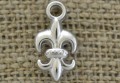307292 Zawieszka mała De Lis w kolorze srebrnym 19*10mm