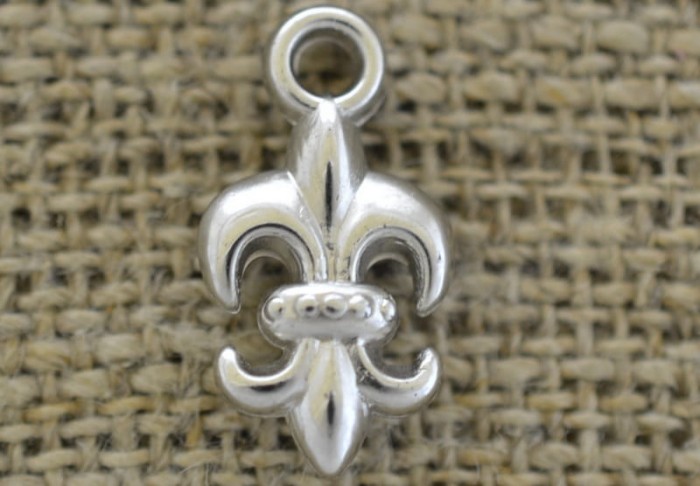 307292 Zawieszka mała De Lis w kolorze srebrnym 19*10mm
