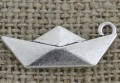[307453] Zawieszka mała łódka origami w kolorze srebrnym