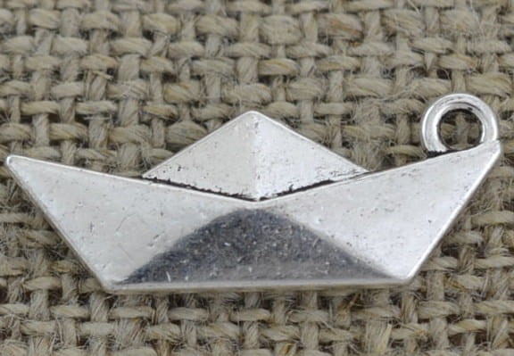 [307453] Zawieszka mała łódka origami w kolorze srebrnym