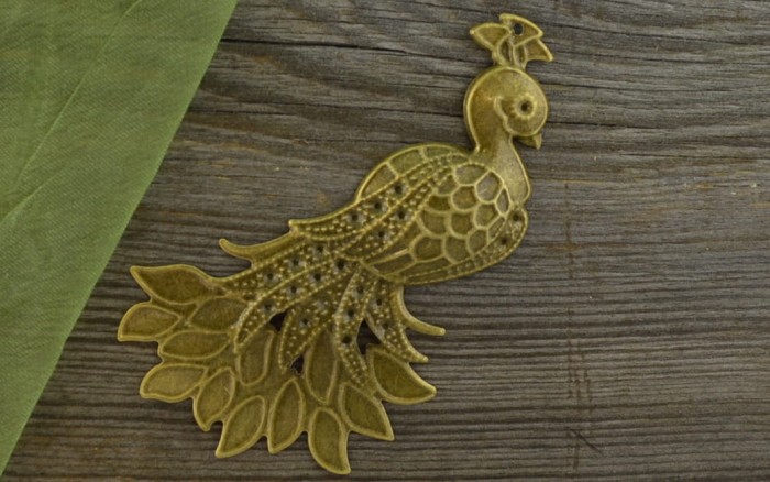 10811 Zawieszka duża paw lekki w kolorze brązu 2szt