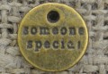 [107123] Zawieszka mała moneta z napisem "Someone special" w kolorze brązu 3szt