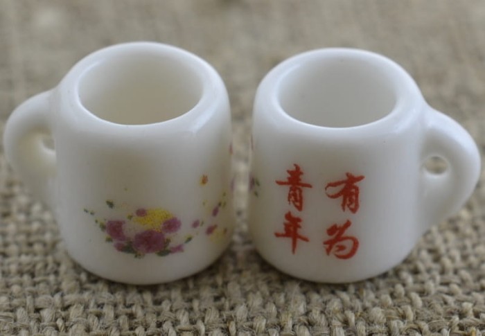 61484 Miniaturowy kubek ceramiczny kwiatki różowe