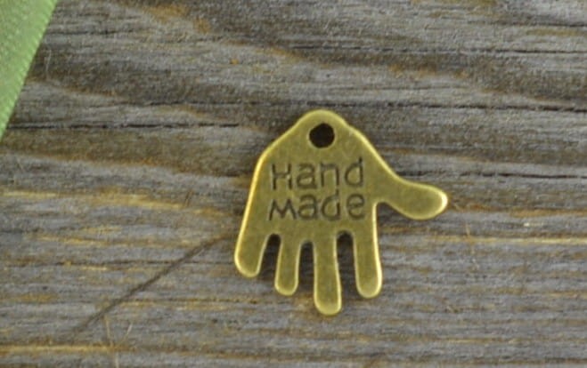10721 Zawieszka mała ręka hand made w kolorze brązowym 10szt