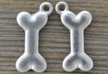 307225 Zawieszka mała kość w kolorze srebrnym 2szt