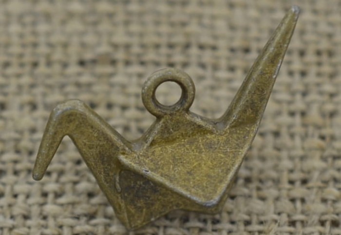 [107104] Zawieszka mała ptak origami w kolorze brązu