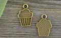 10704 Zawieszka mała muffinek w kolorze brązu 3szt 