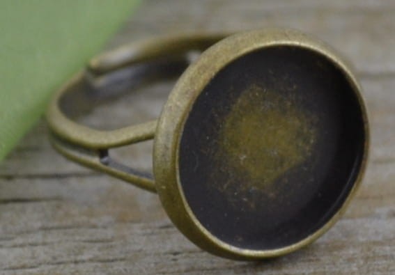 10301 Klasyczna baza pierścionka w kolorze brązu na kaboszon 12mm 