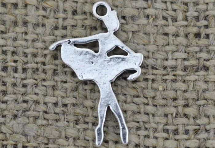 30762 Zawieszka mała baletnica w kolorze srebrnym