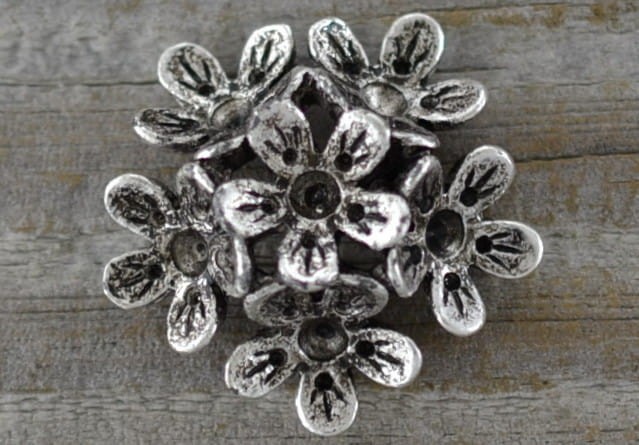 312130 Element ozdobny kwiatuszki w kolorze srebrnym 27mm