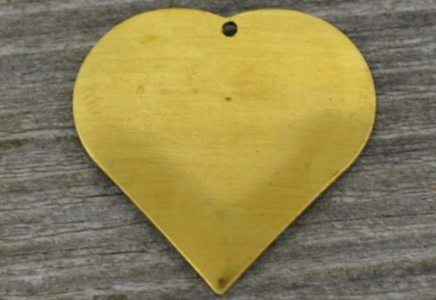  20704 Zawieszka mała serce lekkie w kolorze złotym 2szt