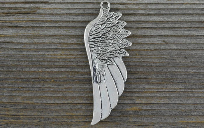 30805 Zawieszka duża skrzydło w kolorze srebra
