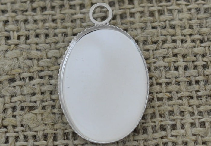 [50131] Klasyczna baza medalionu w kolorze srebra na kaboszon 18*13mm 2szt