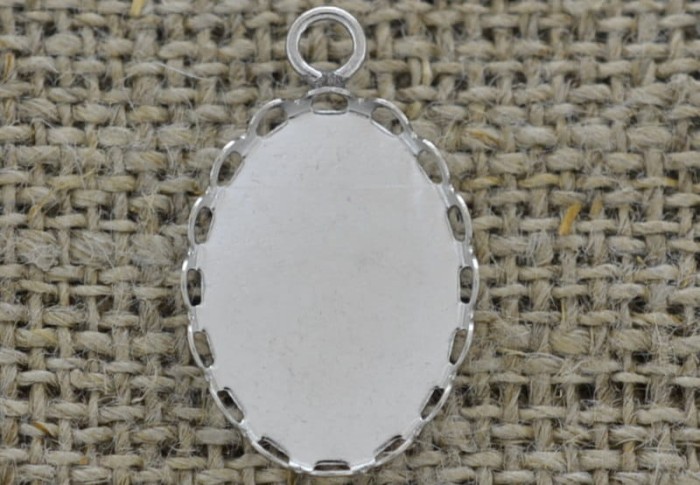  30169 Ozdobna baza medalionu w kolorze srebrnym na kaboszon 18*13mm