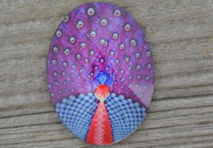 046179 Kaboszon z żywicy z obrazkiem 40*30mm paw fioletowy