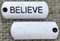 30757 Zawieszka mała z napisem BELIEVE w kolorze srebrnym