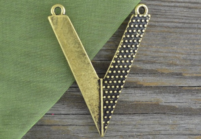 10877 Zawieszka duża ozdobna V w kolorze brązu