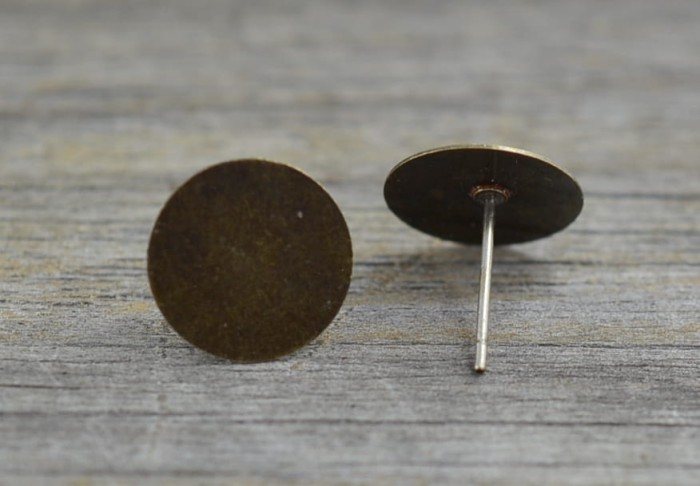  10455 Klasyczna baza kolczyka wkrętka w kolorze brązu z płaską tarczą 12mm