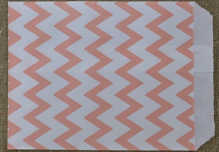 73446 Torebka papierowa biała w brzoskwiniowe zygzaki 2szt