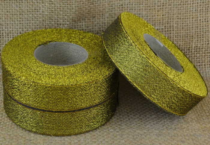 [8b25034] Wstążka satynowa 25mm 32mb czarna, złoty brokat