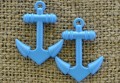 -0737 Zawieszka mała kotwica w kolorze niebieskim 