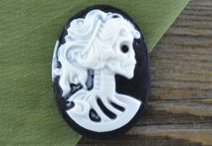 03624 Kamea kobieca czaszka biała na czarnym tle 18*25mm
