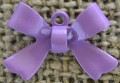00723 Zawieszka mała kokardka w kolorze lawendy