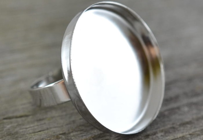 {50328} Klasyczna baza pierścionka w kolorze ciemnego srebra na kaboszon 25mm