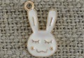 70731 Zawieszka emaliowana królik w kolorze kremowym