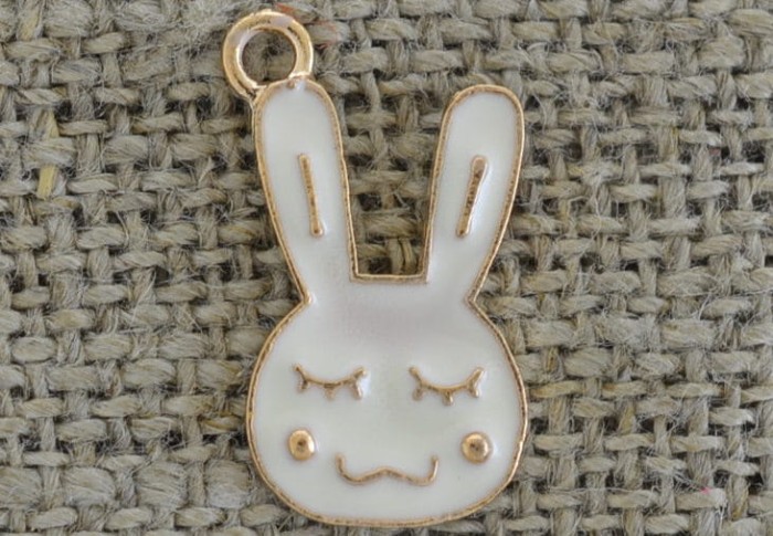 70731 Zawieszka emaliowana królik w kolorze kremowym