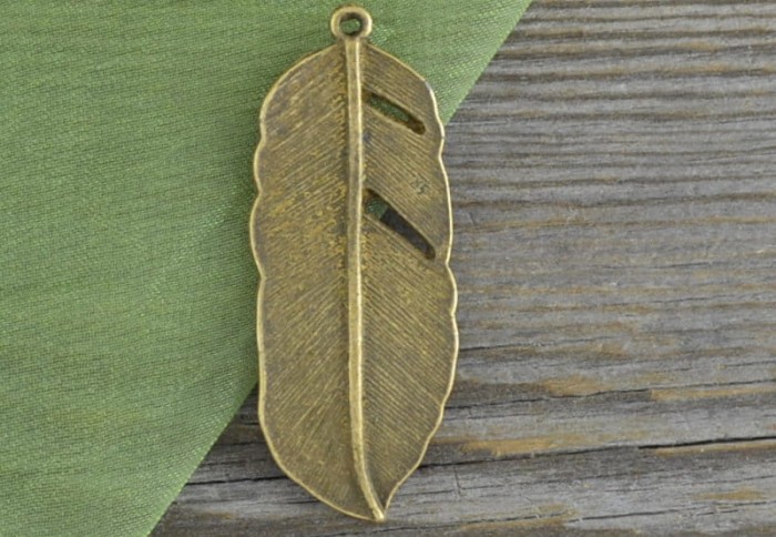 10884 Zawieszka duża piórko w kolorze brązu 