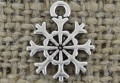 ś07220 Zawieszka płatek śniegu 13*11mm w kolorze srebrnym