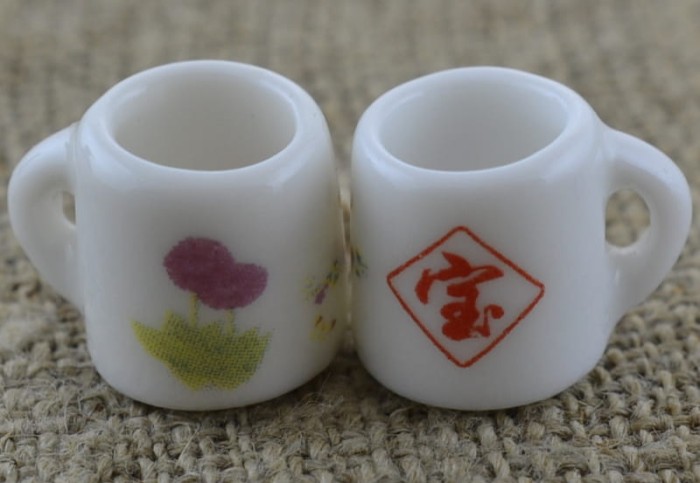  61447 Miniaturowy kubek ceramiczny kwiaty różowe