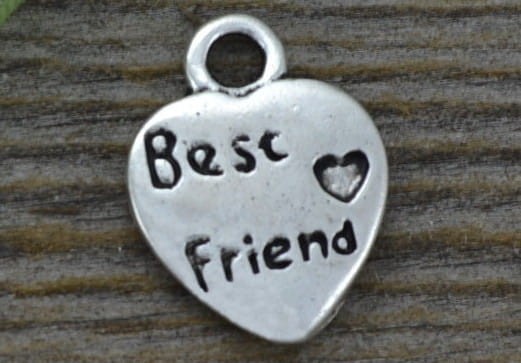 {307210} Zawieszka mała serduszko z napisem 'Best friend' w kolorze srebrnym