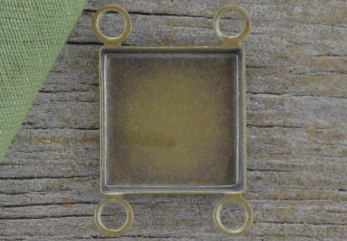 101146 Klasyczna baza łącznik medalionu w kolorze brązu na kaboszon 10*10mm 5szt 