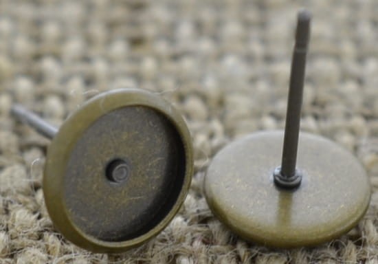 10465 Klasyczna baza kolczyka wkrętka w kolorze brązu na kaboszon 6mm
