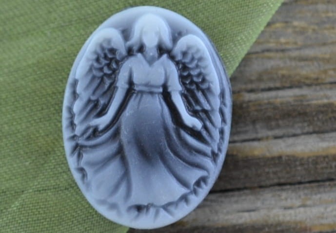 03642 Kamea aniołek biała na szarym tle 15*20mm