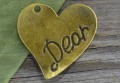 10875 Zawieszka duża serce DEAR w kolorze brązu