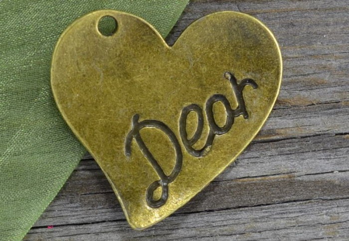 10875 Zawieszka duża serce DEAR w kolorze brązu