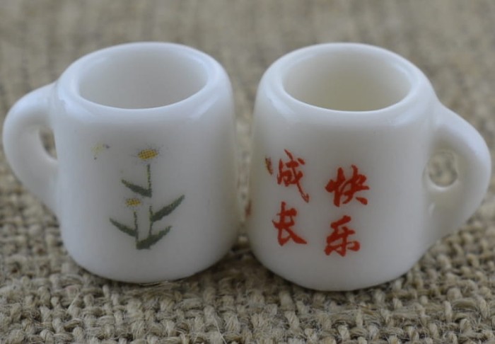 61460 Miniaturowy kubek ceramiczny stokrotki