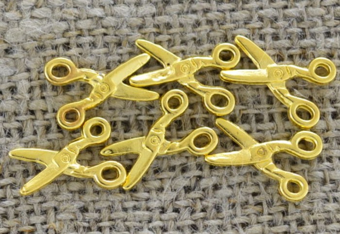 20784 Zawieszka mała nożyce w kolorze złotym