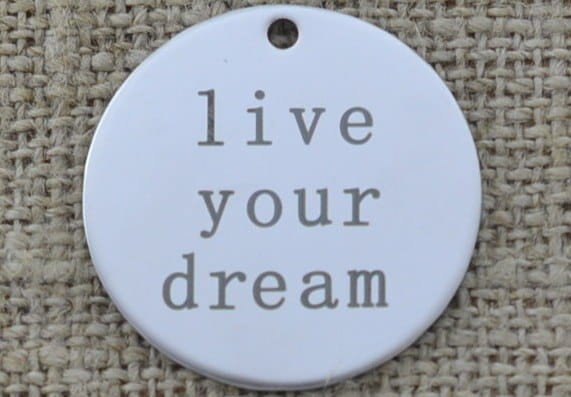 Zawieszka mała ze stali nierdzewnej moneta "live your dream"