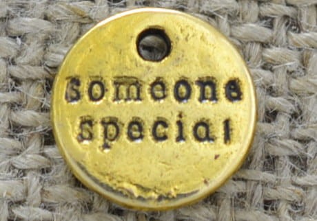 [207133] Zawieszka mała moneta z napisem "Someone special" w kolorze złotym
