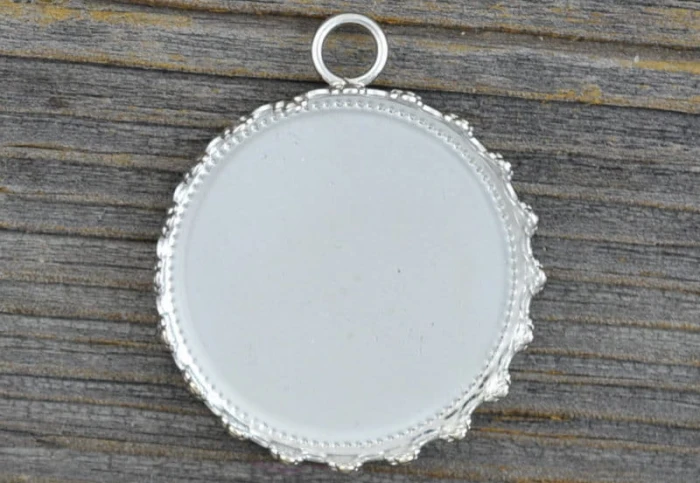  50115 Ozdobna baza medalionu w kolorze srebrnym na kaboszon 25mm