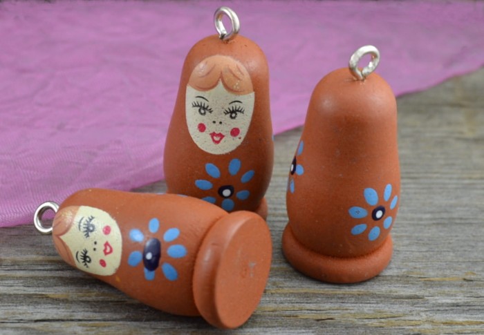 87324 Zawieszka drewniana matrioszka w kolorze brązowym